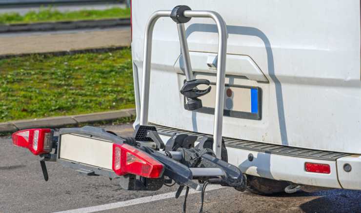 Cykelhållare bak på husbil skymmer registreringsskylten