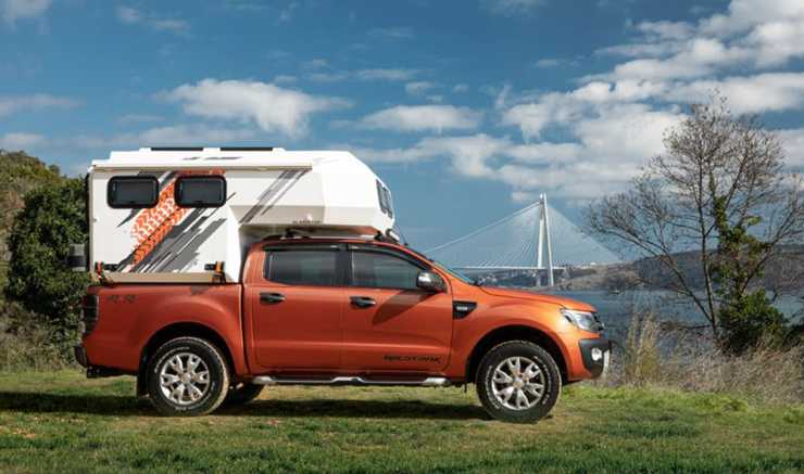 roströd pickup med camper på taket, gladiator i naturen