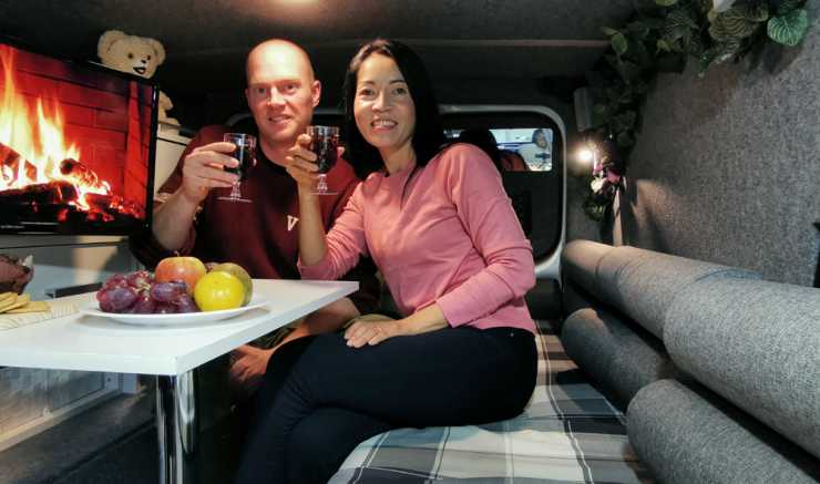 Jimmie Öbom chefredaktör husbil och husvagn med fru Phanit