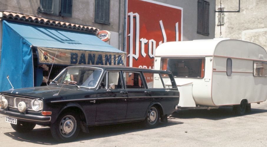 Kabe har en lång historia, här en bild som sannolikt togs i bärjan av 1970-talet. Gammal Volvo och husvagn på utländsk gata