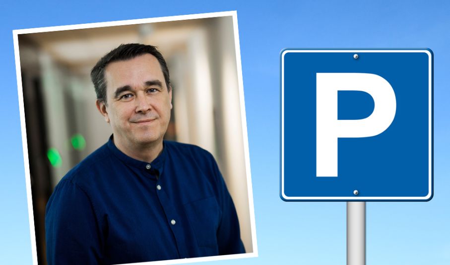 Brandingenjör Anders Lundberg från MSB svarar på frågan om vilket avstånd som gäller på p-platser. porträtt på man intill p-skylt