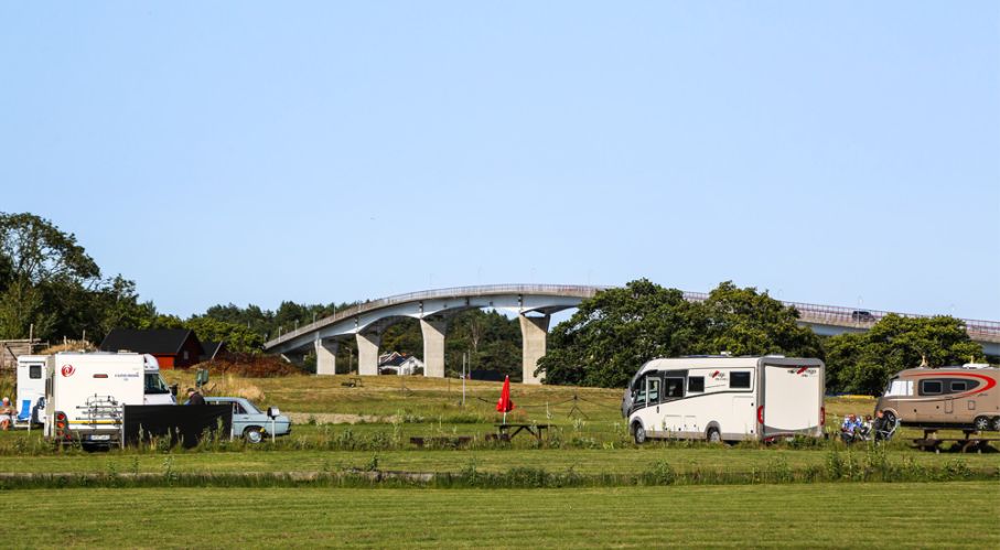 Rastplatsen – och ställplatsen – Brofästet Senoren i Blekinge har utsetts till en av landets bästa. Husbilar framför bro
