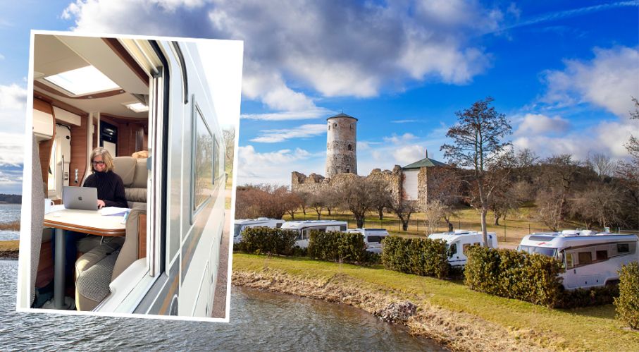 Att sitta och jobba på Stegeborgs ställplats i Östergötland fungerade utmärkt i Carthago Chic C-line. Kvinna sitter i husbil, husbilar parkerade nedanför slottsruin.
