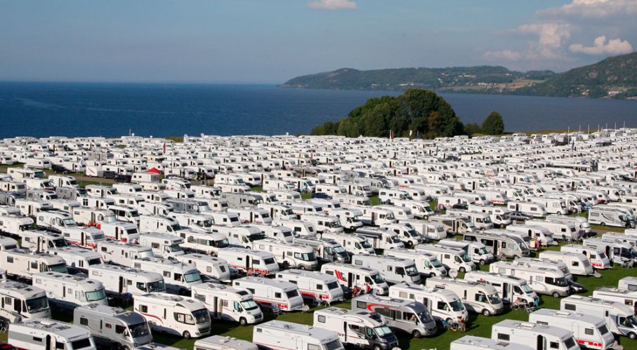 husbilar och husvagnar på camping med sjöutsikt