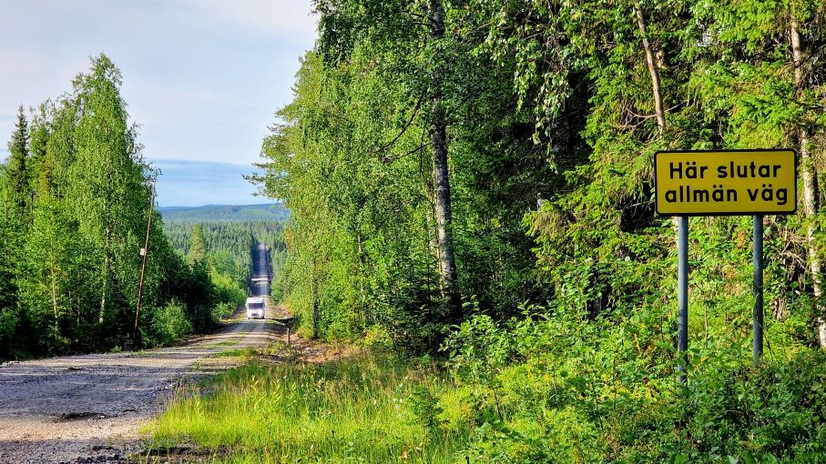 Fricamping i skogen Husbil på enskild väg i norr.