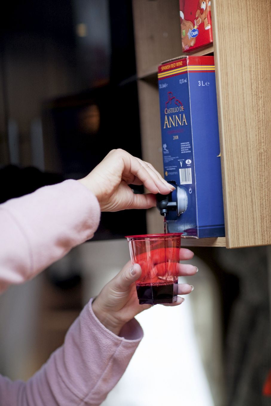 Hyllan i vitrinskåpet vid entrén är perfekt för vin på låda. Millimeteranpassat!