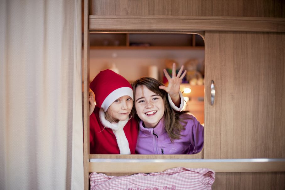 Sofia och Stella tycker att luckan i mellanväggen är perfekt när man leker programledare i tv.
