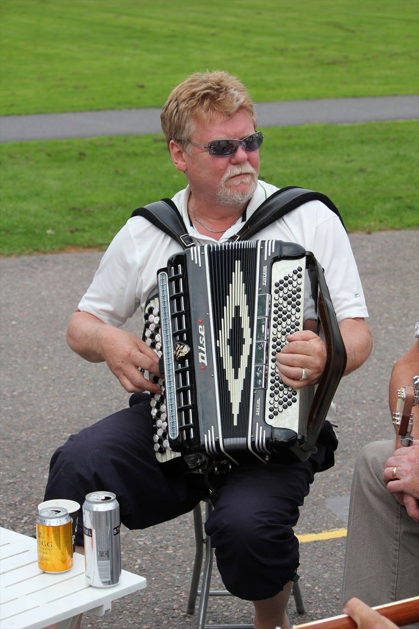 Det verkar inte gå någon nöd på dragspelsmannen