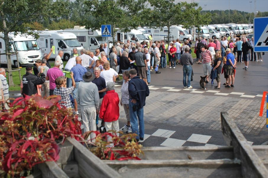 Medlemmarna minglar runt på årsmötet i Nossebro