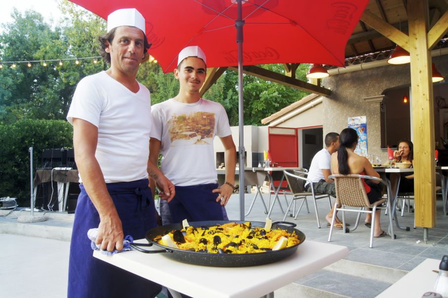 En dag i veckan serveras paella på campingplatsen Camping Les Pins. Maten är god och prisvärd.
