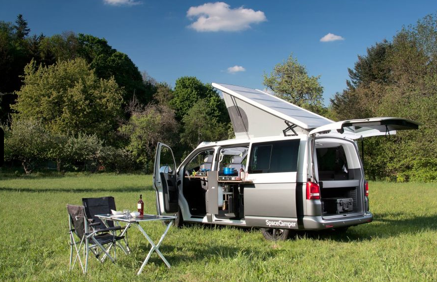 SpaceCamper bygger annars på mer normala VW och här är deras nya inredningsmodul till femdörrars VW T5 där köket kan svängas runt.
