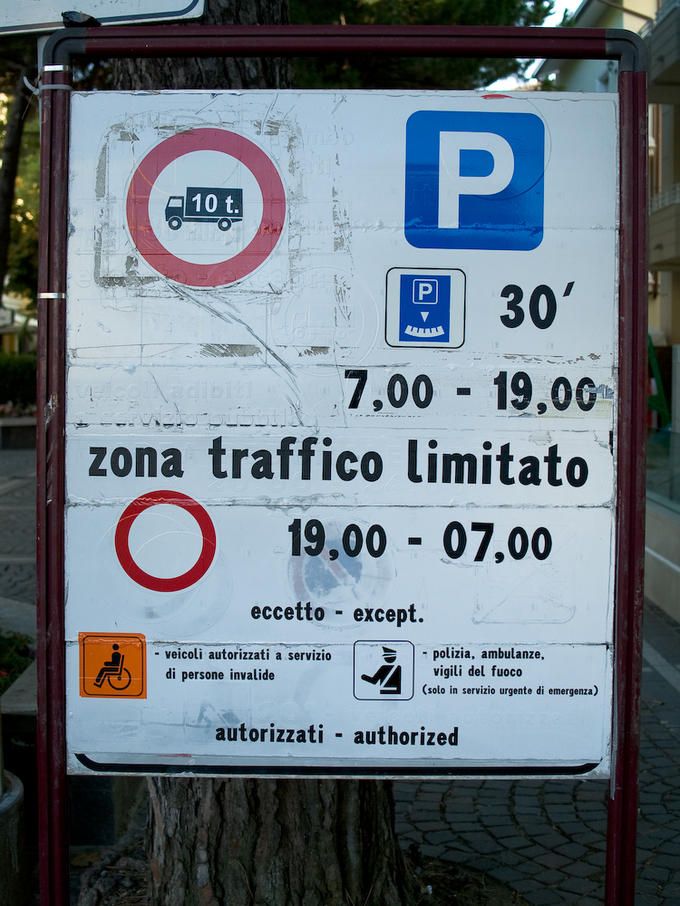 Zona Traffico Limitato, italiensk miljözon där det krävs betalning för att få köra. Dessutom kan skyltarna vara så här svårtydda och reglerna skiljer sig därutöver mellan olika städer.