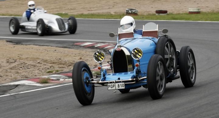En klassiskt blå Bugatti tar en sväng på den skånska racingbanan RIng Knutstorp.