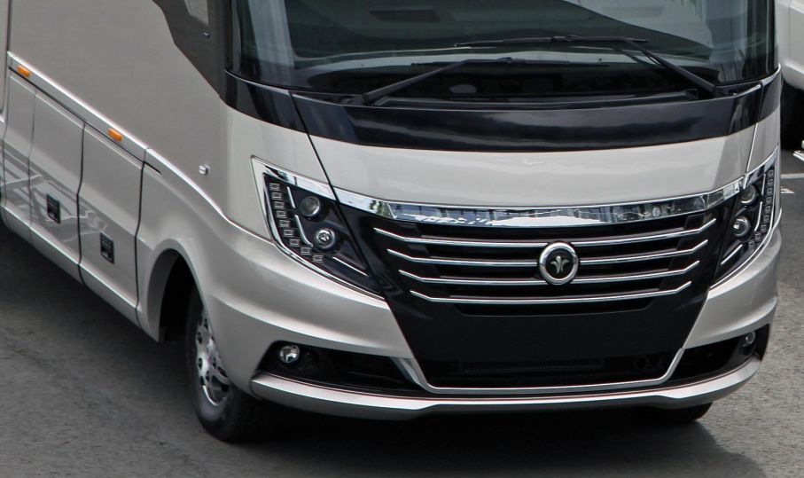 Niesmann + Bischoff Flair med helt ny front. Bakom grillen sitter maskineriet från Iveco Daily.