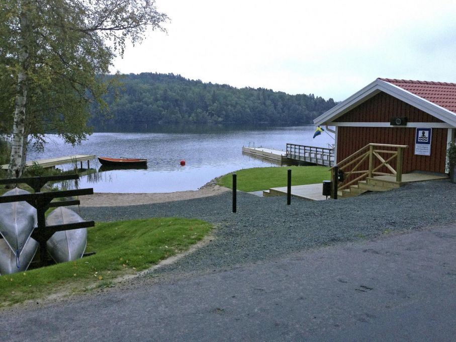 Bastu, kanoter, bryggor och strand vid sjön Bunn för ställplatsens besökare.