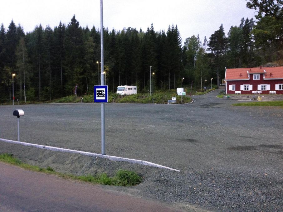Gott om utrymme även för stora ekipage. El-stolpar runtom och hårt underlag.