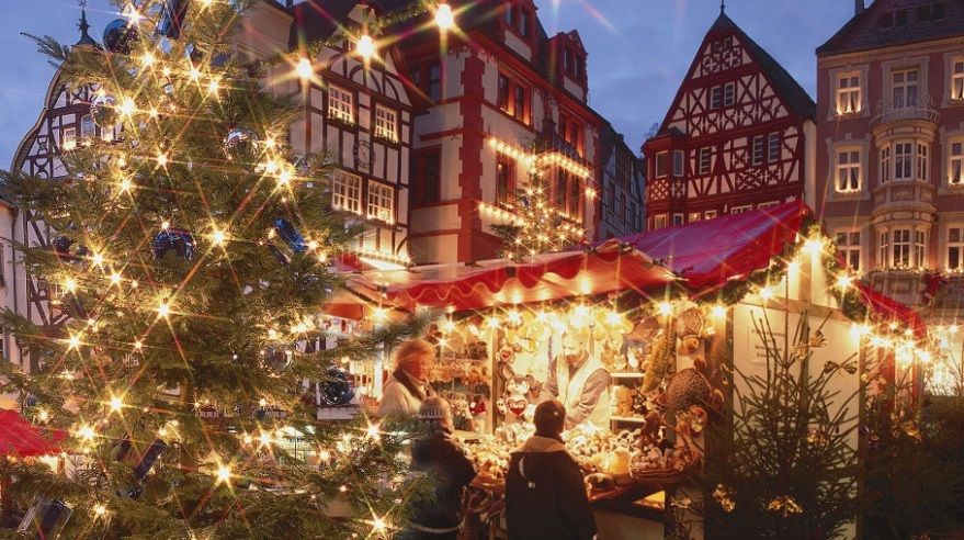 Julmarknad i fantastiska Bernkastel-Kues vid Mosel