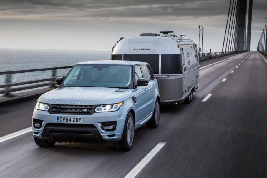 Range Rover Sport Hybrid fick bekänna färg under en husvagnssemester i Arjeplog.