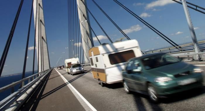 Det blir troligen högre tillåten hastighet för husvagnsekipage på danska motorvägar. Men det är omgärdat med mängder av krav!