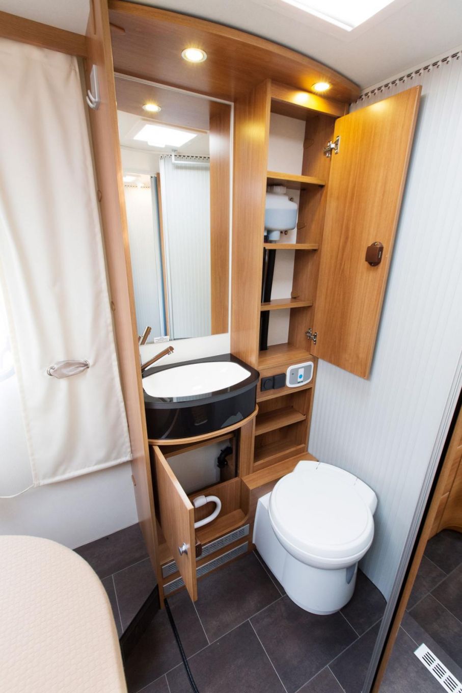 WC. Gott om förvaring i hygienutrymmet. Men lite ont om plats kring handfatet.