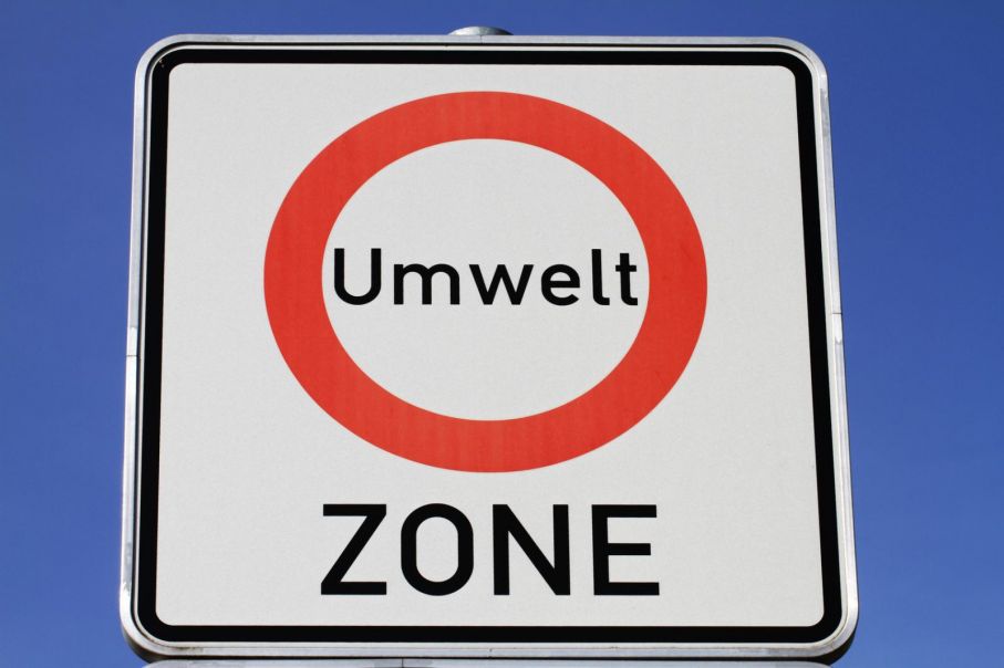 Så här ser skylten ut efter vilken det krävs en plakett