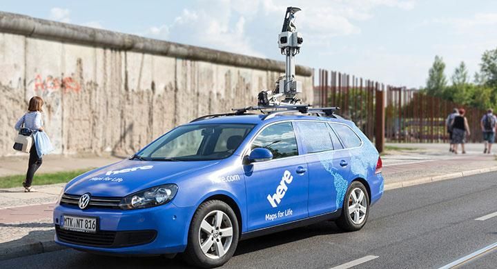 Here-bilarna kör, liksom Google-bilarna, omkring längs vägarna och samlar information.