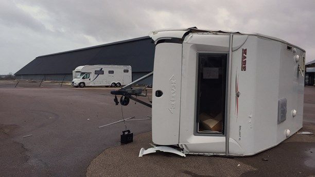 Uppskattningsvis 17 husvagnar skadades varav cirka 10 blev skrot.