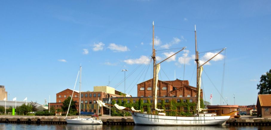 Ställplatserna för husbilar upprättas nära Vänergaleasen Mina i Östra Hamnen i Lidköping.