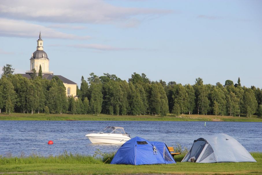 Camping vid vattnet och med utsikt mot Nedertorneå kyrka på finska sidan.