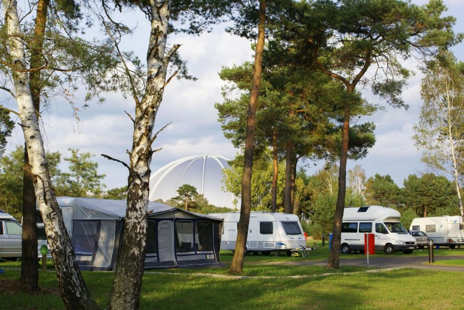 Badets egen camping håller hög klass. För den som klarar sig utan el går det att stå på parkeringen utanför badhuset också.