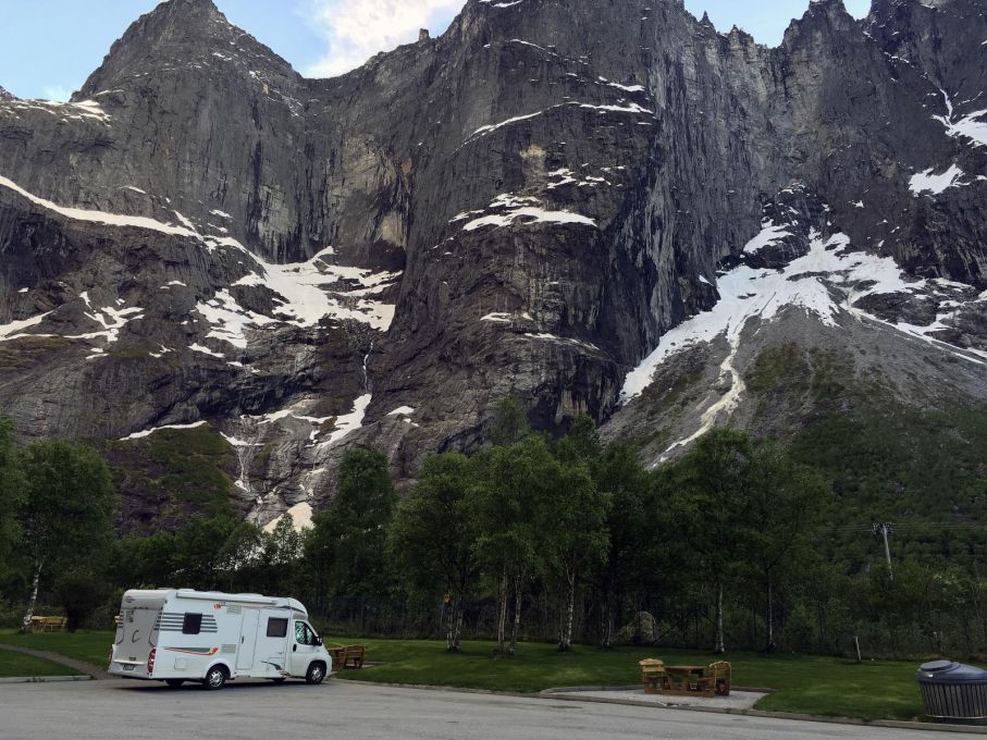 Massiva Trollväggen med sina 1700 meter i mankhöjd.