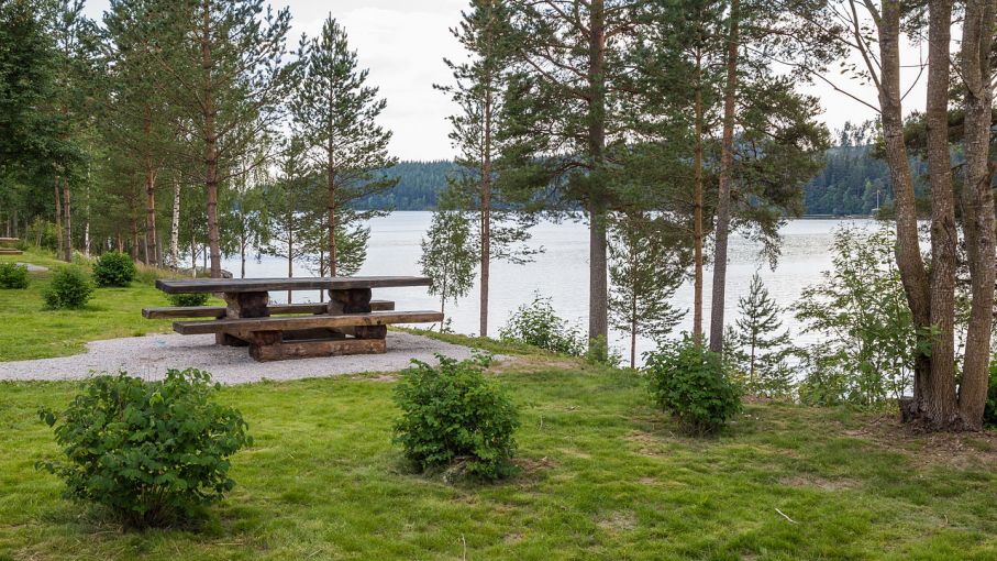 Rällsjöns rastplats ligger vackert vid vattnet