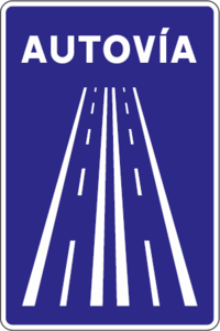 Avgiftsfri motorväg (A) skyltas så här