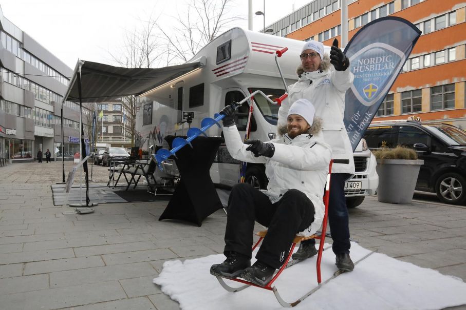 Redan utanför entrédörrarna till mässan möttes besökarna av en vinterbonad husbil från Nodic där John och Tobias från Svea Husbilar spexade till det med vinterutrustning.