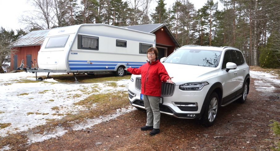 Ingrid Bergmans Volvo XC90 klarar inte att dra husvagnen på ett säkert sätt.