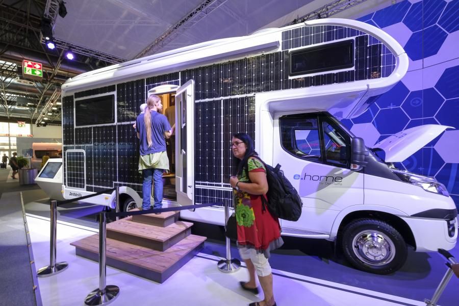 På Caravan Salon 2017 visade Dethleffs upp den här eldrivna husbilen.