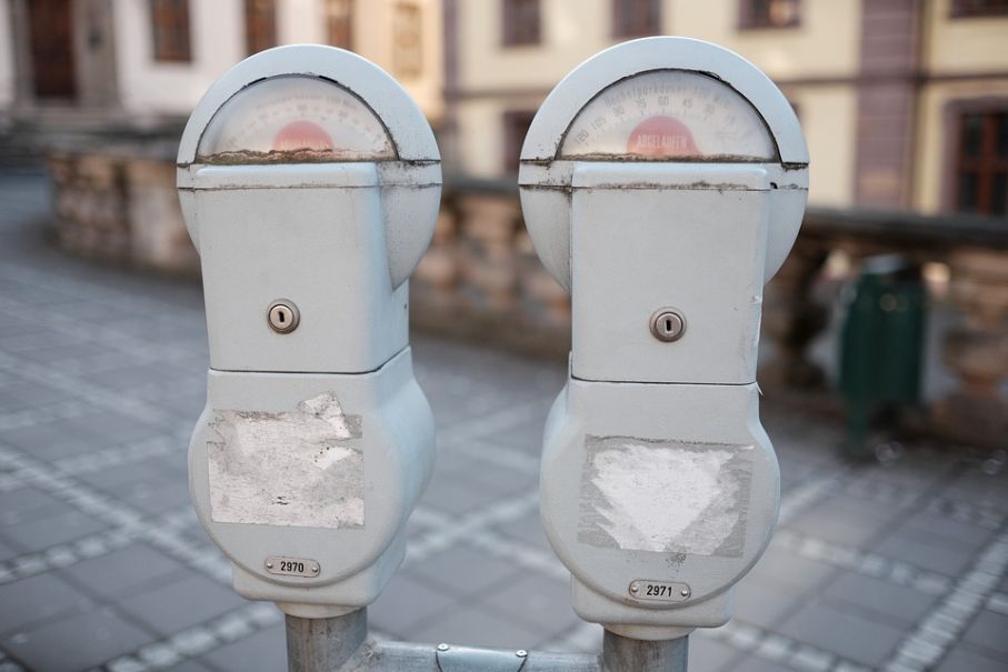 Någon som minns dessa? Nu är det knappt möjligt att betala p-avgiften med kontanter och i stället krävs en smartphone när apparna breder ut sig.