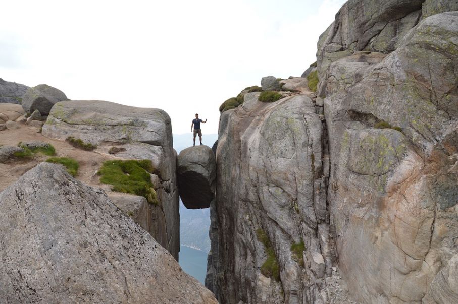 Norge är ett häftigt resmål med massor att uppleva som stenen Bolten i Kjerag. Det verkar även norrmännen tycka och där säljs husbilar som aldrig förr.