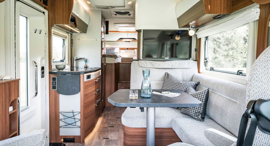 Sittgrupp och kök i Hymer B-klass Modern Comfort 580.