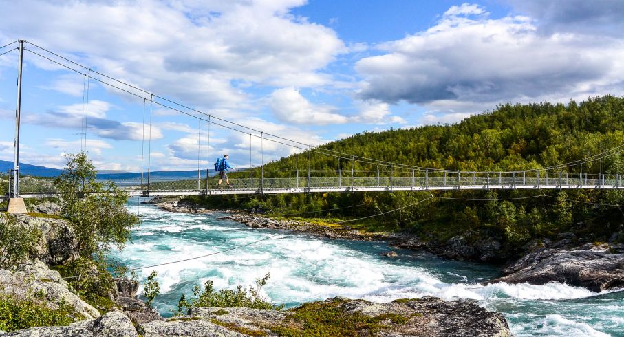 Hängbron över Vuojatädno, älven som utgör den västra gränsen för Stora Sjöfallets nationalpark och är en av fjällvärldens större oreglerade vattendrag. Foto: Mats Jacobsson