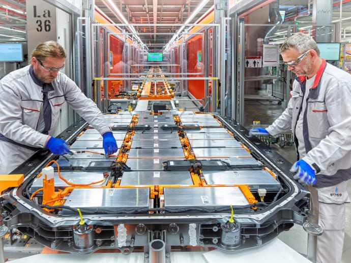 Tillverkning av batteri till elbilen Audi e-tron i en fabrik i Bryssel som sägs vara närapå klimatneutral.