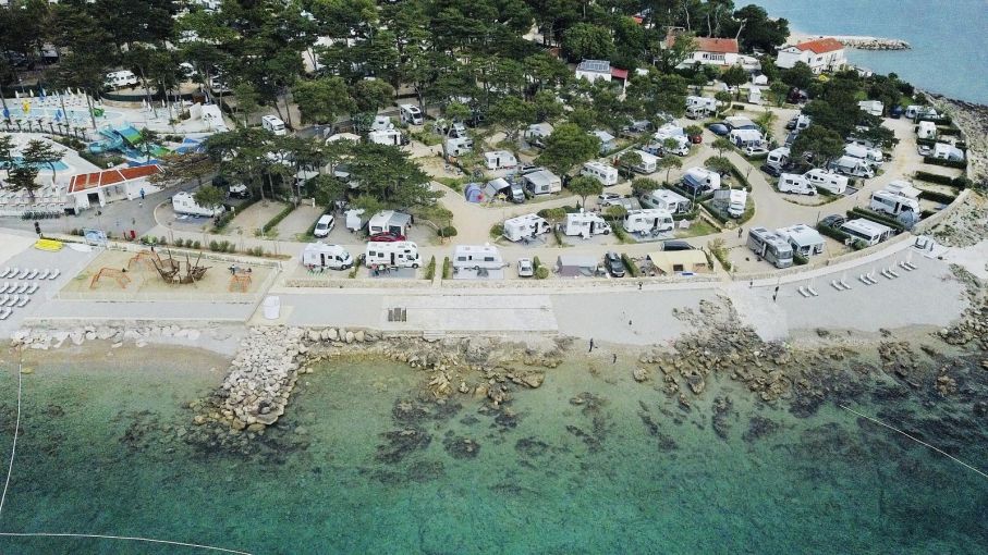 På campingen i Krk i Kroatien blev de kvar i en vecka. Ser du deras husbil?