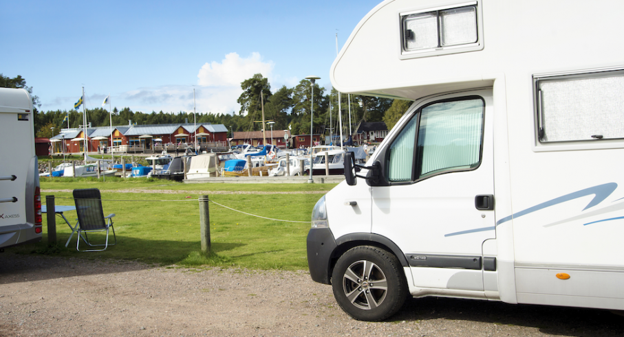 Ställplatsen delar service
med gästhamnen.