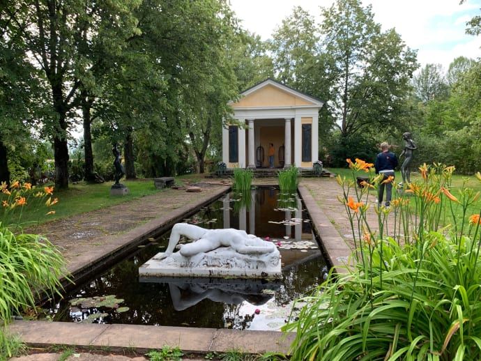 Sagolika Sunnes guideapp har flera nyheter i år. En slinga ger vägledning om skulpturerna i Rottneros park.