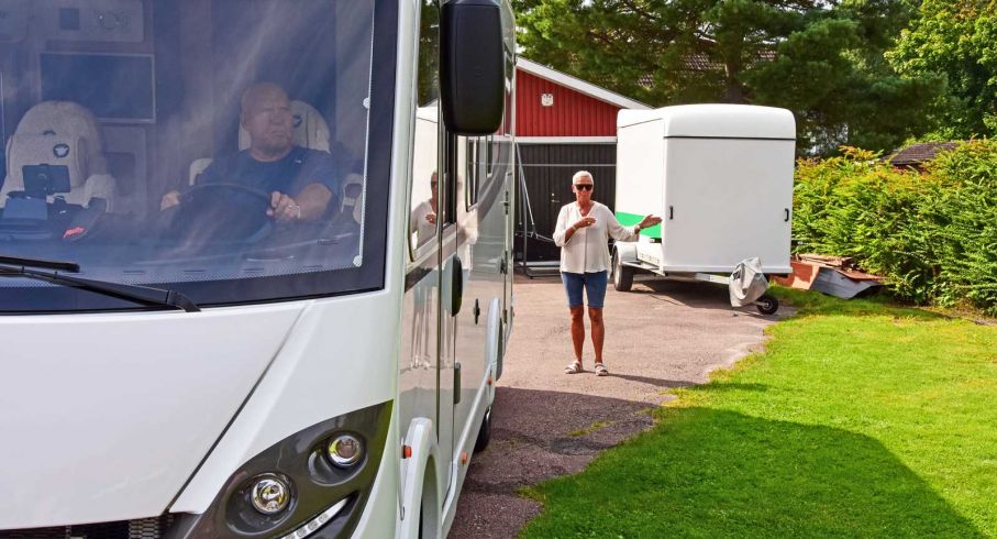 Vid backning måste kontakt via backspeglarna upprättas. Här visar vi fullt rattutslag åt vänster.