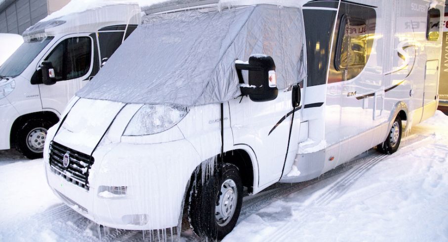 Här börjar det, 20 timmar i kylan. Det blev snö kvar under täcket och på taket. Detta blev ett otrevligt isskikt under natten. Rengör alltid bilen från snö så noggrannt som möjligt innan den ska värmas.