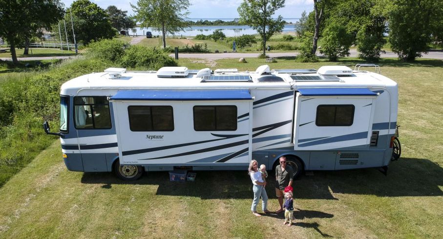 Möt barnfamiljen som lever ett år i en RV.