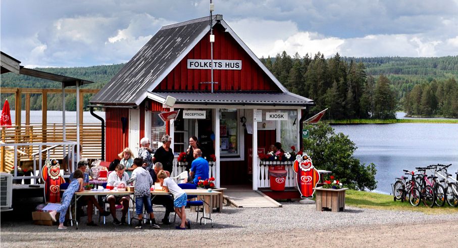 Sveriges minsta Folkets hus! Reception och Folkets Hus i samma lilla byggnad. I Värmland kan vad som helst hända.