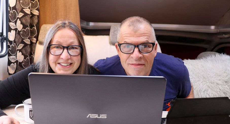 På sin blogg berättar Carina och Håkan om livet i husbil – året om.