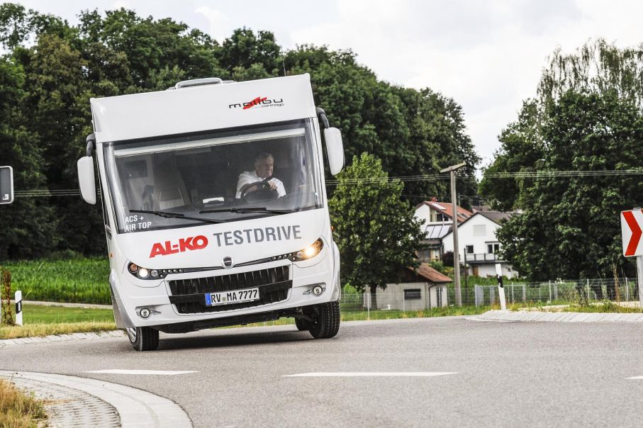 En Malibu husbil med fjädringskomponenter från AL-KO under hårdtest av tidningen Reisemobil International. Husbil med komponenter från AL-KO testas av Reisemobil.